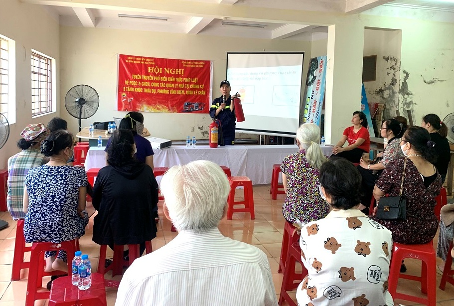 Tuyên truyền, phổ biến kiến thức pháp luật về PCCC&CNCH tại chung cư 5 tầng Khúc Thừa Dụ, phường Vĩnh Niệm, quận Lê Chân